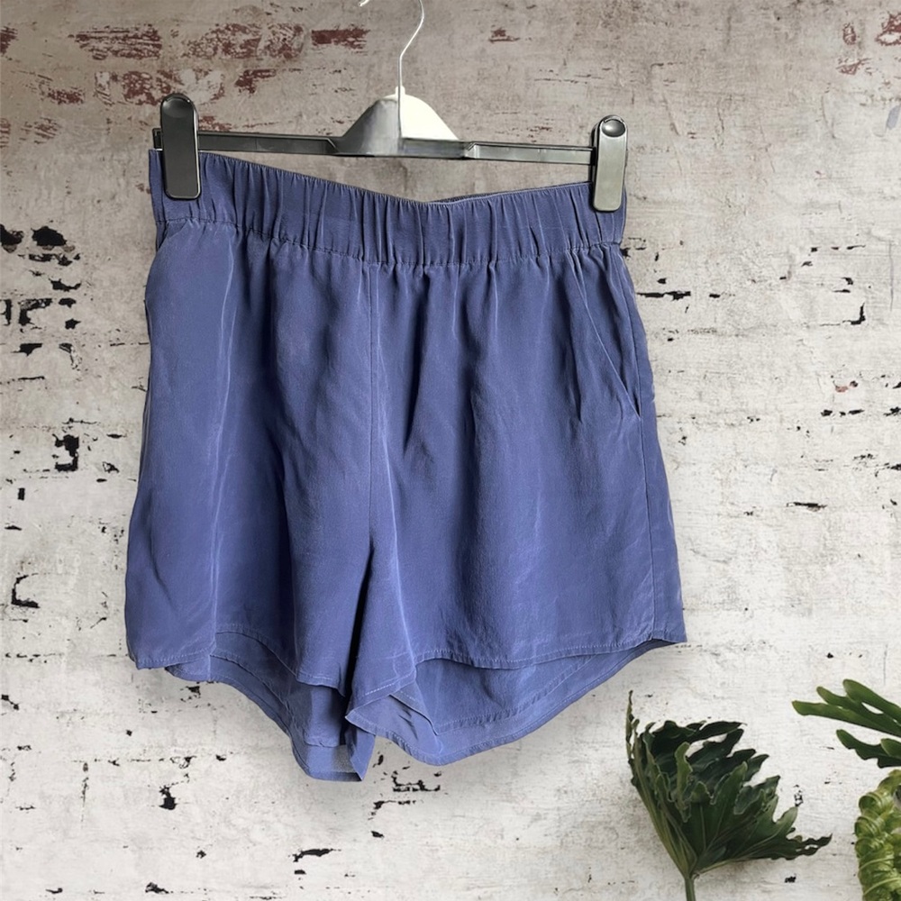 Grana silk shorts size large. Blue